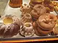 Kouglofs et bretzels sucrés.