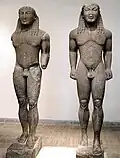 « Kleobis et Biton ». Sanctuaire d'Apollon à Delphes. Style archaïque. Marbre, H. 2,18  et   2,16&nbsp;m., v. 590-580. Musée de Delphes.