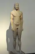 Kouros votif découvert à Ptoon, Béotie. v. 550. Marbre H. 1,30 cm. Influences méliennes. MNArch Athènes