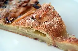 Une part de kringle garnie de remonce, une variété de viennoiserie danoise répandue au Danemark