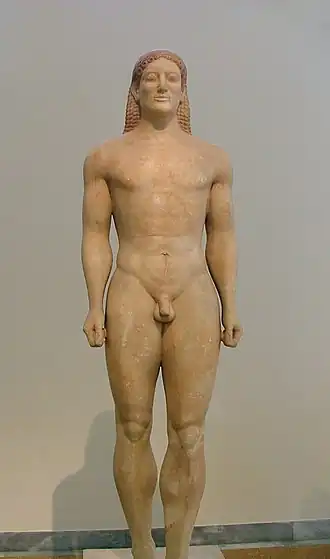 Statue en marbre d'un jeune homme debout.