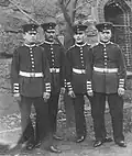 Grenadiers en uniforme avec ceinture blanche