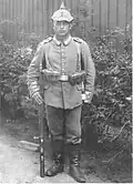 Grenadier du régiment sur le front de l'Est en uniforme gris avec couvre-casque, 1915