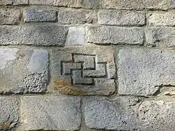 Double croix gammée sur le mur de l'église collégiale du XIIe siècle à Kruszwica.