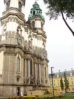 La façade de côté et les bâtiments conventuels.