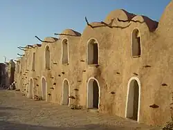 Ksar Ouled Debbab (partie restaurée) (Tunisie).