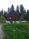 Une des maisons, typique de l'architecture locale
