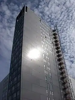 La tour est.