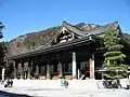 Un des bâtiments du temple, avec à l'arrière-plan le mont Minobu.