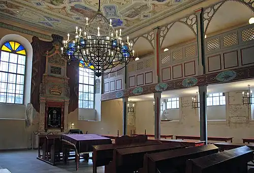L'intérieur avec l'Arche Sainte