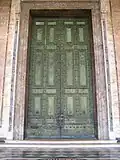 Les portes de bronze de la Curie, transportées à la basilique Saint-Jean-de-Latran.