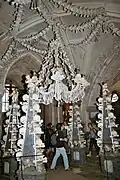 Intérieur de la chapelle et lustre