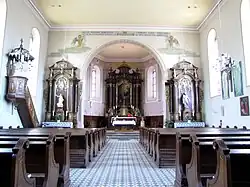 Vue intérieure de la nefvers le chœur.