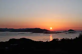 Kvamsøy au coucher du soleil, Voksa et Riste à droite.
