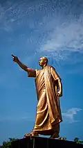 Statue de Kwame Nkrumah devant le mausolée.