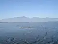 Lac Phayao et en arrière-plan Chaîne des montagnes Phi Pan Nam