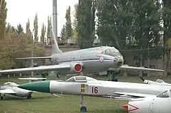 photographie en couleur d’un avion exposé en extérieur au milieu d’autres appareils