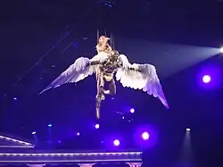 Kylie Minogue sur le dos d'un ange