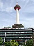 Vue complète de la Tour de Kyoto.
