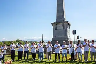 Photographie en couleurs, représentant plusieurs personnes vêtues de blanc.