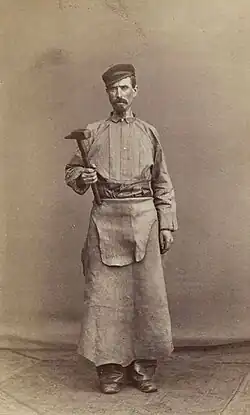 Auguste Wildrianne, forgeron sur le site de Valentin-Cocq, 1868 (épreuve photographique sur papier ; 9&nbsp;×&nbsp;6&nbsp;cm).