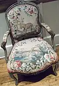 Fauteuil provenant du château de Sarry (Marne) avec la fable comme illustration sur le siège.