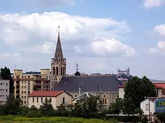 L'église Notre-Dame-des-Anges, en arrière-plan la Basilique de Fourvière.