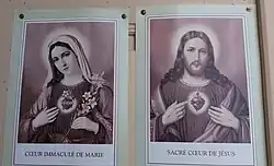 Exposition paroissiale du Cœur immaculé de Marie et du Sacré Cœur de Jésus dans l'édifice.