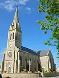 L'église Saint-Pierre (1880-1881), œuvre de l'architecte Le Coz. La première pierre de l'église est posée le 27 juin 1880. L'église est bénie le 1er octobre 1882 et consacrée le 15 juillet 1883 par Mgr Lebreton.
