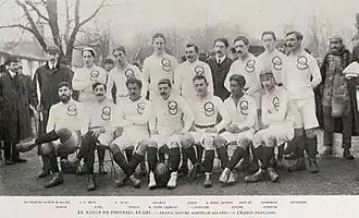 Photographie en noir et blanc de l'équipe, la moitié des joueurs assis au premier rang, l'autre debout à l'arrière.