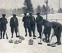 L'équipe de Grande-Bretagne championne olympique le 30 janvier 1924, en action à Chamonix.