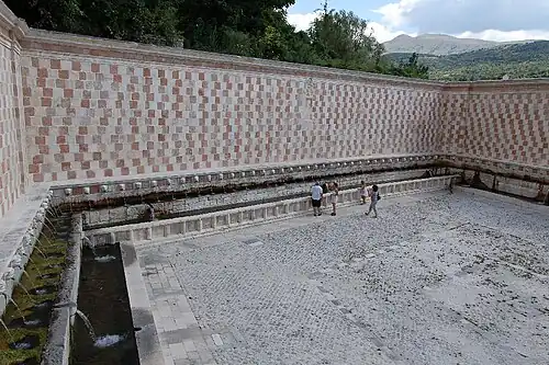 Vue partielle de la fontaine aux 99 cannelles de L'Aquila, Italie, XIIIe siècle.