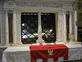 Tombe de Célestin V (1294) à la basilique Sainte-Marie de Collemaggio à L’Aquila.