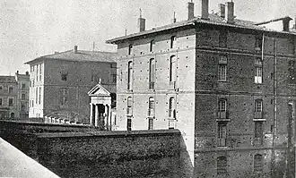 L'Hôtel-Dieu et son entrée à gauche, en 1939 depuis le Pont-Neuf.