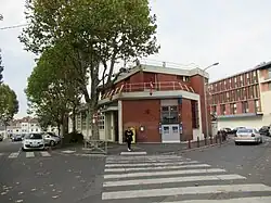 Le bureau de poste.