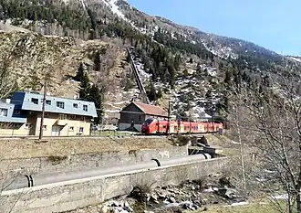 L'Ariège, rame Régiolis et conduite forcée.