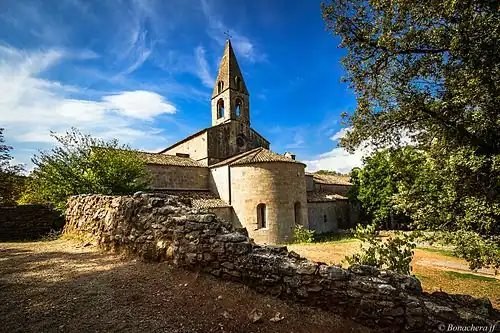 Le clocher, l'abside et le cimetière.
