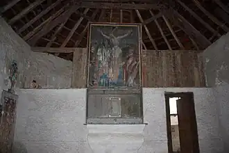 L'autel de l'église. Au-dessus se trouve une très belle peinture assez abîmée.