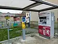 L'automate pour l'achat des billets et le composteur.