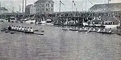 Photographie du canal montrant deux embarcations et les spectateurs en arrière-plan.