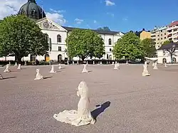 Exposition  La guerre n’a pas de visage féminin, de L. Christeseva, devant le musée (2016).