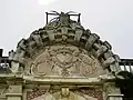 Fronton d'entrée avec les armes de Philippe de Béthune