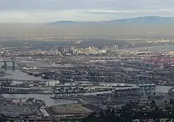 Des sommets montagneux sont visibles au loin, les ports au premier plan.