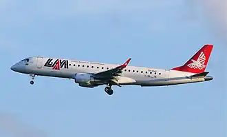 L'Embraer 190 impliqué dans l’accident (C9-EMC), atterrissant à l'aéroport international Jomo-Kenyatta en décembre 2012, 11 mois avant l'accident.