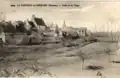 Carte postale ancienne montrant sur la partie gauche un bourg surélevé.