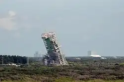 La destruction de la tour de lancement corrodée de l'aire 36A (2007).