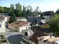 Une des entrées du village vue depuis les jardins de la mairie.