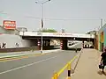 Pont surplombant l'autoroute à Bouaké fêtant la CAN 2023, hauteur limitée à 4,50 m, janvier 2024