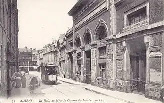 Tramway devant la Halle aux blés, dans les toutes premières années du XXe&nbsp;siècle.
