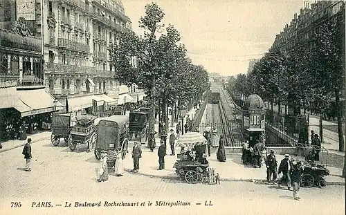 Carte postale en noir et blanc montrant un métro prêt à quitter une section aérienne pour une section souterraine